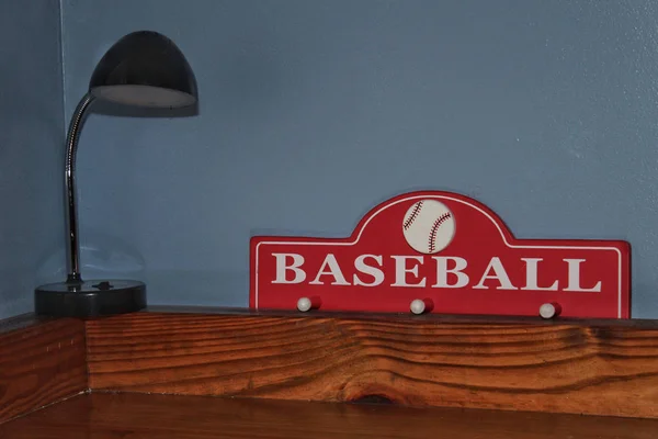 Mesa do menino com raquete de chapéu de beisebol e lâmpada — Fotografia de Stock