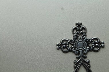 bir metal çapraz sağ alt köşesinde bir bölümünde gri bir arka plan