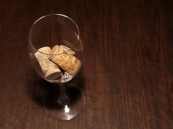 Copo Vinho Com Três Rolhas Dentro Uma Mesa Madeira Visto — Fotografia de Stock