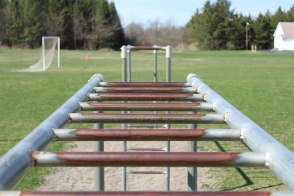 Ser Över Två Uppsättningar Apa Barer Från Över Toppen — Stockfoto