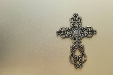 bir metal çapraz sağ kenarı boyunca gri bir arka plan