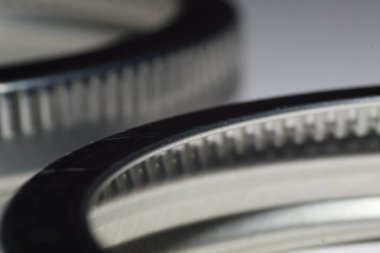 Belirli bir açıyla karanlık jantlar ile yakın temas kadar iki konserve kapaklarını