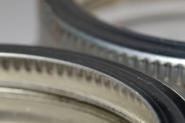 Belirli bir açıyla hafif jantlar ile yakın temas kadar iki konserve kapaklarını