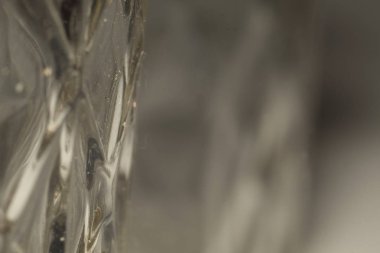 Çerçevenin sol tarafında iki cam konserve kavanoz ortasına