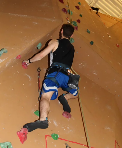 Climber self-belay brown top-rope — Stock Photo, Image