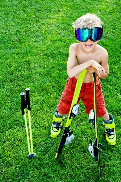 Pequeño Esquiador Divertido Con Esquí Una Hierba Verde Concepto Infancia — Foto de Stock