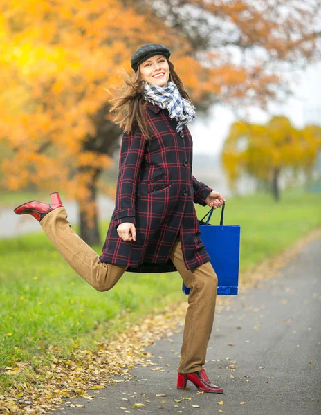 Moda Bela Mulher Compras Estilo Outono — Fotografia de Stock