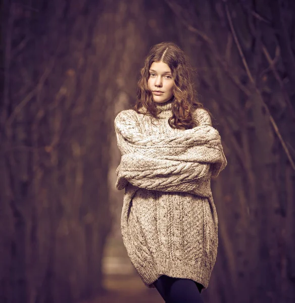 Mulher Outono Suéter Malha Andando Floresta Escura Outono Imagem Tonificada — Fotografia de Stock