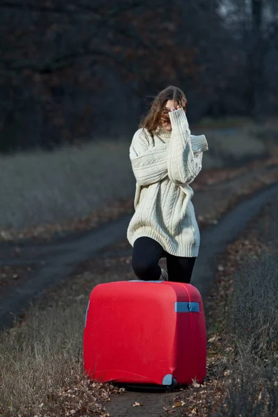 Sorgliga Kvinna Med Resväska Lonely Road Kvällen — Stockfoto