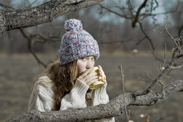 Молодая Женщина Пьет Чай Осенью — стоковое фото