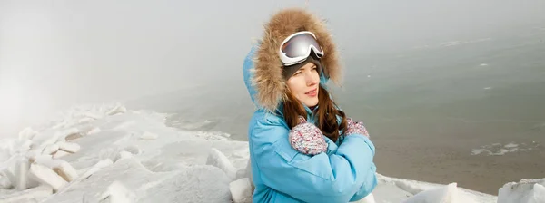 Winterwandelen Vrouw Portret Winter Landschap Met Mistige Bevroren Zee Meerwater — Stockfoto