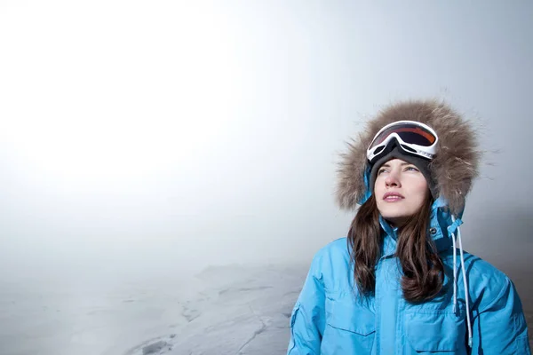 Inverno Escursionismo Donna Ritratto Paesaggio Invernale Con Nebbioso Mare Ghiacciato — Foto Stock