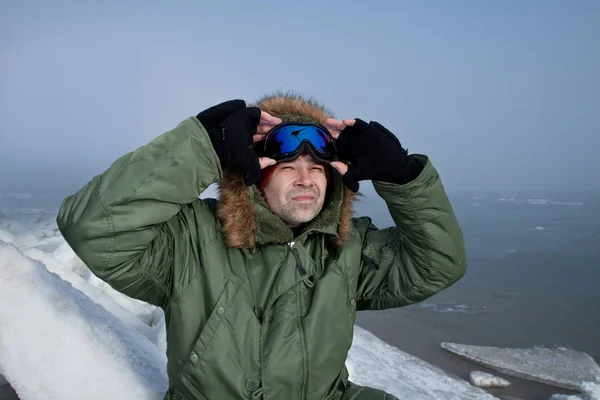 Meio Conceito Nada Viajante Aventureiro Cenário Inverno Sentado Iceberg Olhando Imagens De Bancos De Imagens