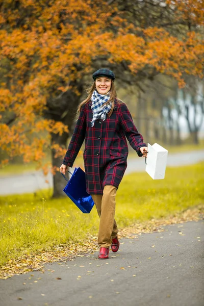 Modaya Uygun Güzel Kadın Alışverişi Sonbahar Stili — Stok fotoğraf