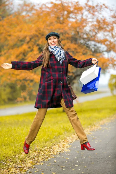 Fashionabla Vackra Kvinna Shopping Höststil — Stockfoto