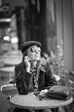 Güzel kadın moda sonbahar kıyafeti rahat kafe, hapy duygular, seyahat eden kadın, siyah ve beyaz