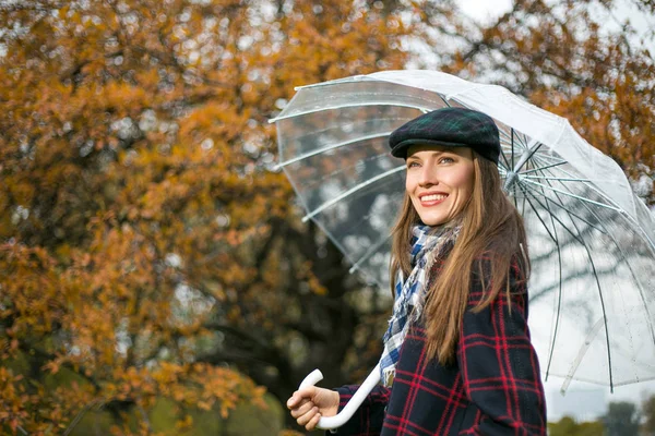 秋に傘 屋外シーンを保持している幸せな女性の肖像画 — ストック写真