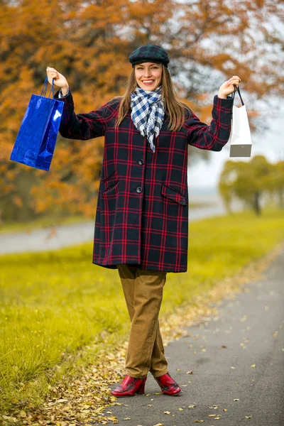 Modisch Schöne Frau Einkaufen Herbstlicher Stil — Stockfoto