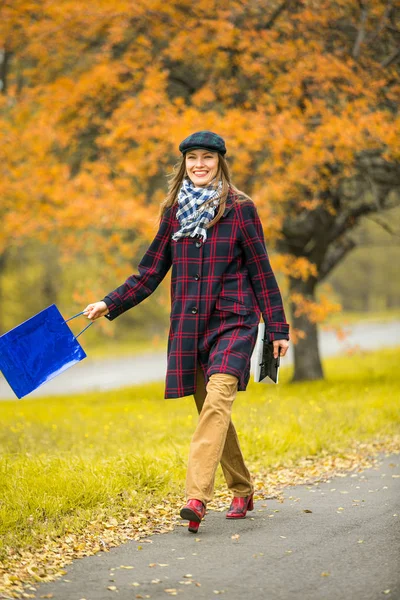 Modaya Uygun Güzel Kadın Alışverişi Sonbahar Stili — Stok fotoğraf