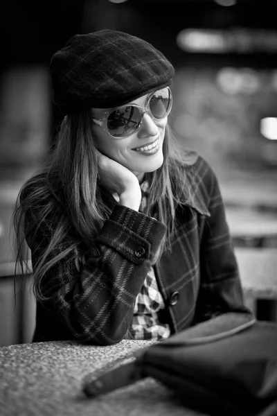 Hermosa Mujer Traje Otoño Moda Acogedora Cafetería Emociones Felices Mujer — Foto de Stock