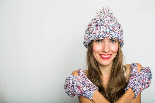 Mooie Vrouw Met Gebreide Hoed Geïsoleerd Witte Achtergrond — Stockfoto