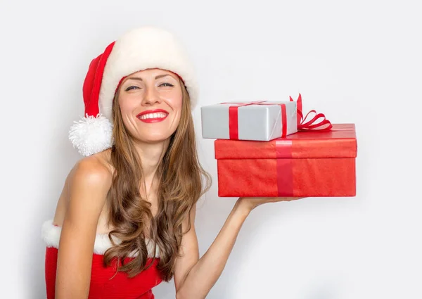 Mooi Jong Meisje Santa Kostuum Bedrijf Kerstcadeautjes Geïsoleerd Witte Achtergrond — Stockfoto