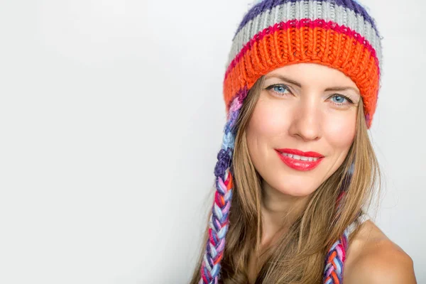 Hermosa Mujer Con Sombrero Punto Aislado Sobre Fondo Blanco —  Fotos de Stock