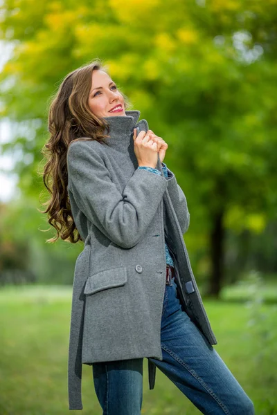 Stijlvolle Vrouw Natuurlijke Omgeving Het Dragen Van Warme Jas Genieten — Stockfoto