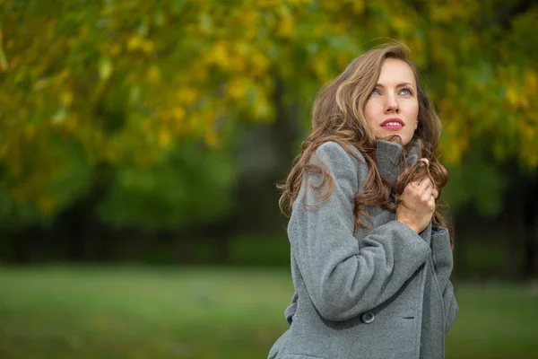 Giovane Donna Bruna Cappotto Lana Grigio Sullo Sfondo Parco Autunnale — Foto Stock