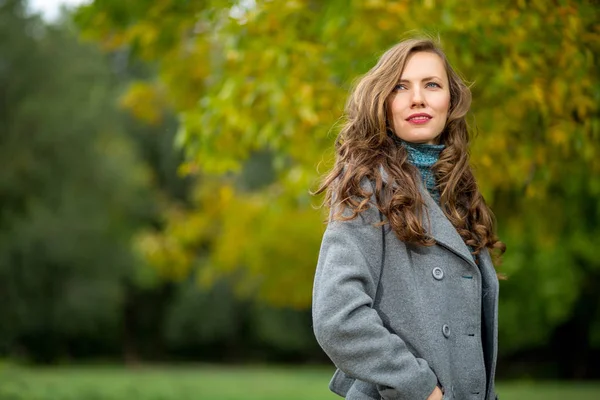 Junge Brünette Frau Grauen Wollmantel Auf Dem Hintergrund Herbst Park — Stockfoto