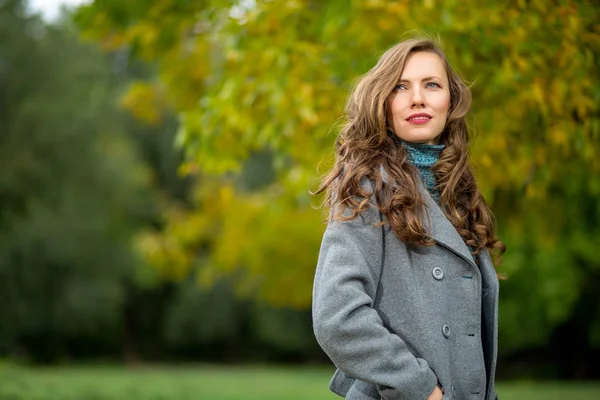 Giovane Donna Bruna Cappotto Lana Grigio Sullo Sfondo Parco Autunnale — Foto Stock