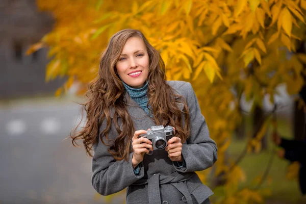 Attraktive Junge Frau Spricht Bilder Freien Herbstlicher Landschaft Kopierraum — Stockfoto