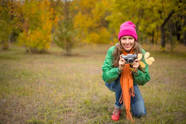 Attractive Young Woman Talking Pictures Outdoors Autumn Scenery Copy Space — Stock Photo, Image