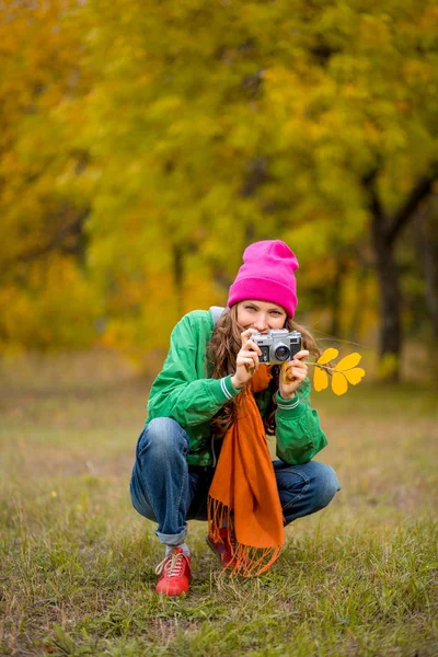 Attraktive Junge Frau Spricht Bilder Freien Herbstlicher Landschaft Kopierraum — Stockfoto