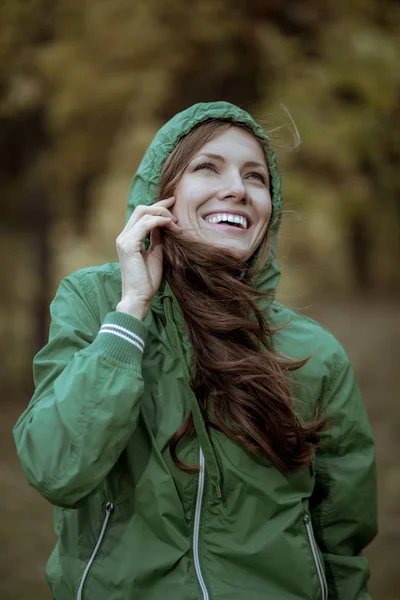秋の公園で秋の女性肖像トーン ヴィンテージ画像 — ストック写真