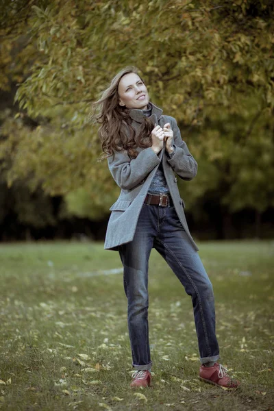 Retrato Mujer Otoño Parque Otoño Imagen Vintage Tonificada — Foto de Stock