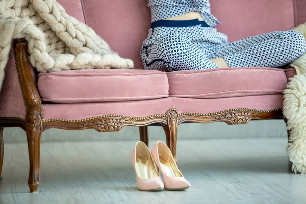 Perfecto Par Zapatos Mujer Cerca Del Sofá Mujer Sentada Centran —  Fotos de Stock