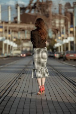 26 Eylül 2018: Endüstriyel tesis duran genç kadın ile duman Mariupol, Ukraine.