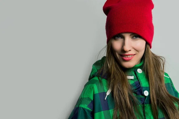 Молодая Женщина Ярком Зимнем Пальто Вязаной Шляпе — стоковое фото