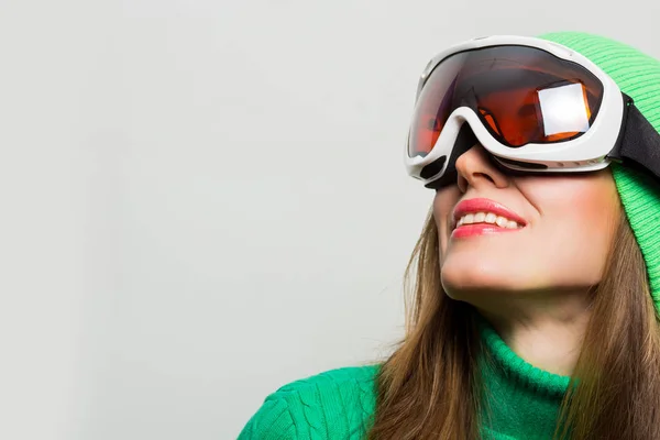Aktiva Unga Ski Kvinna Stående Bär Vinterkläder Isolerade Över Vita — Stockfoto