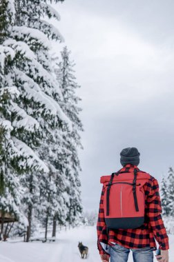 Gezgin bir sırt çantası içinde sıcak bir ceket ile görünüyor kış fo