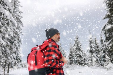 Gezgin bir sırt çantası içinde sıcak bir ceket ile görünüyor kış fo