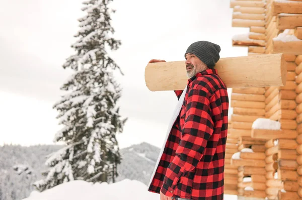 Ein Kräftiger Mann Einer Warmen Jacke Trägt Winter Schnee — Stockfoto