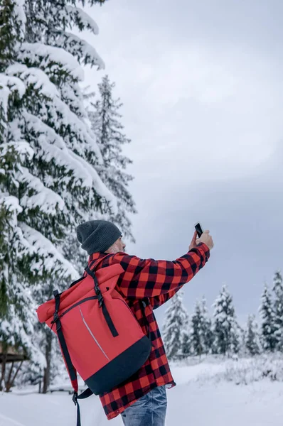 Viajero Con Una Mochila Una Chaqueta Cálida Mira Invierno — Foto de Stock