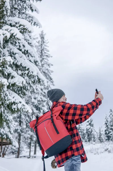 Viaggiatore Con Uno Zaino Una Giacca Calda Guarda Inverno — Foto Stock