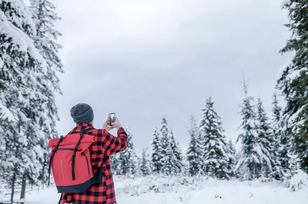 Reisender Mit Rucksack Warmer Jacke Blickt Auf Den Winter — Stockfoto