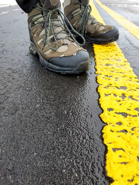 Botas Caminhada Estrada Asfalto Com Dupla Faixa Divisória — Fotografia de Stock