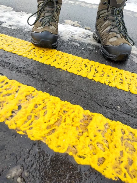 Wandelen Laarzen Gaan Asfaltweg Met Dubbele Scheidslijn Strip — Stockfoto