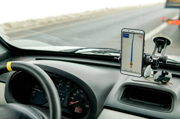 Arabayla bir navigator ile hareket eden telefon içinde kışın seyahat