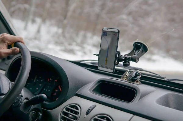 Arabayla bir navigator ile hareket eden telefon içinde kışın seyahat